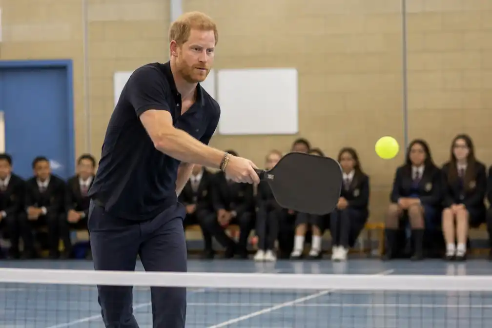 Prins Harry speelt pickleball op school in Birmingham