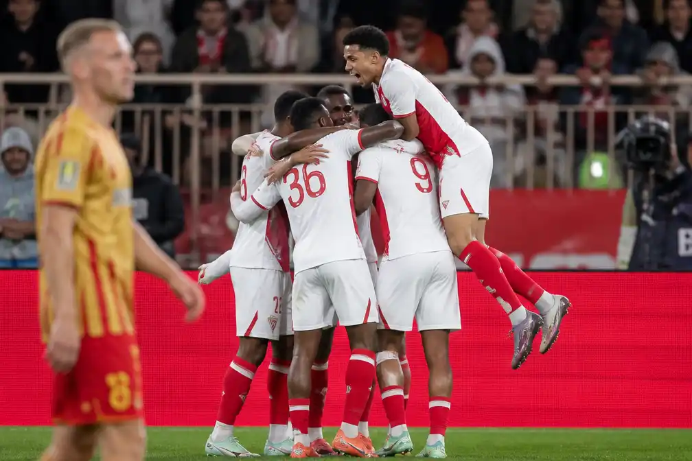 AS Monaco wint laat van RC Lens (2-1) en staat bovenaan in Frankrijk