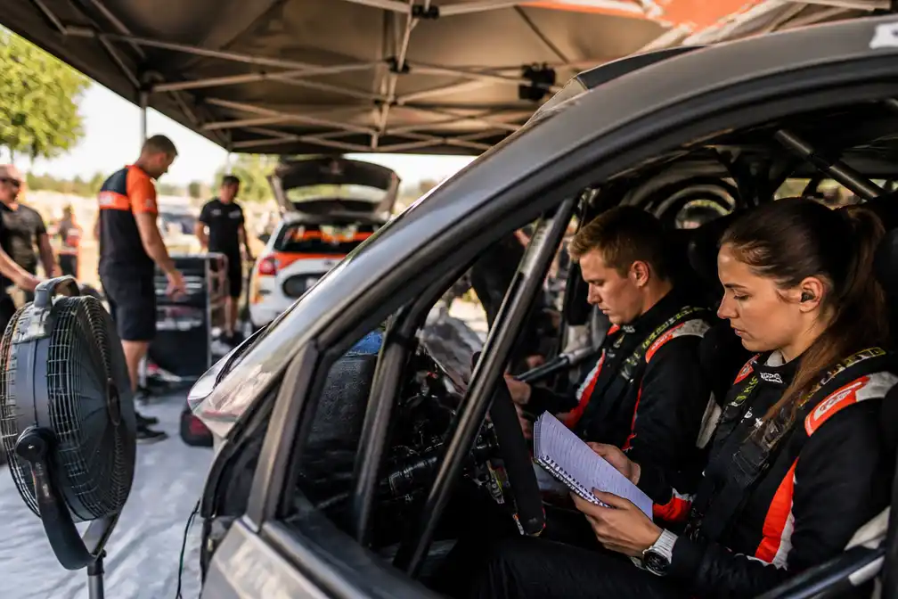 Rally van Ieper neemt hitteplan in gebruik, temperaturen in wagen tot 60 graden