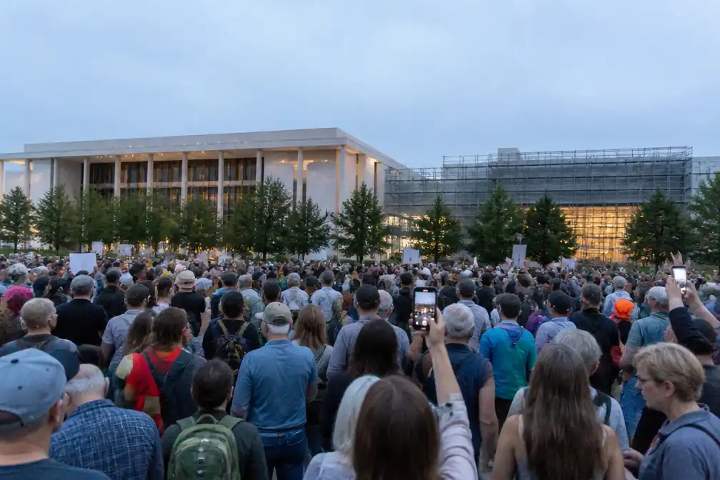 Duizenden protesteren bij Kennedy Center uit vrees voor sloop door Trump
