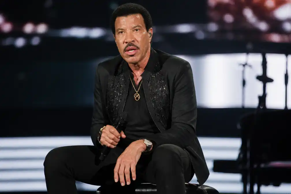 Lionel Richie (77) breekt eerste concert van nieuwe tour af wegens onwel worden