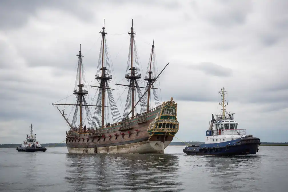 Replica VOC-schip Batavia vanuit Lelystad naar Amsterdam gesleept voor onderhoud