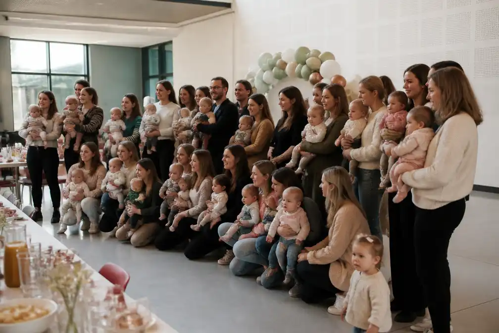 School in Roeselare houdt babyborrel voor 17 baby's van leerkrachten