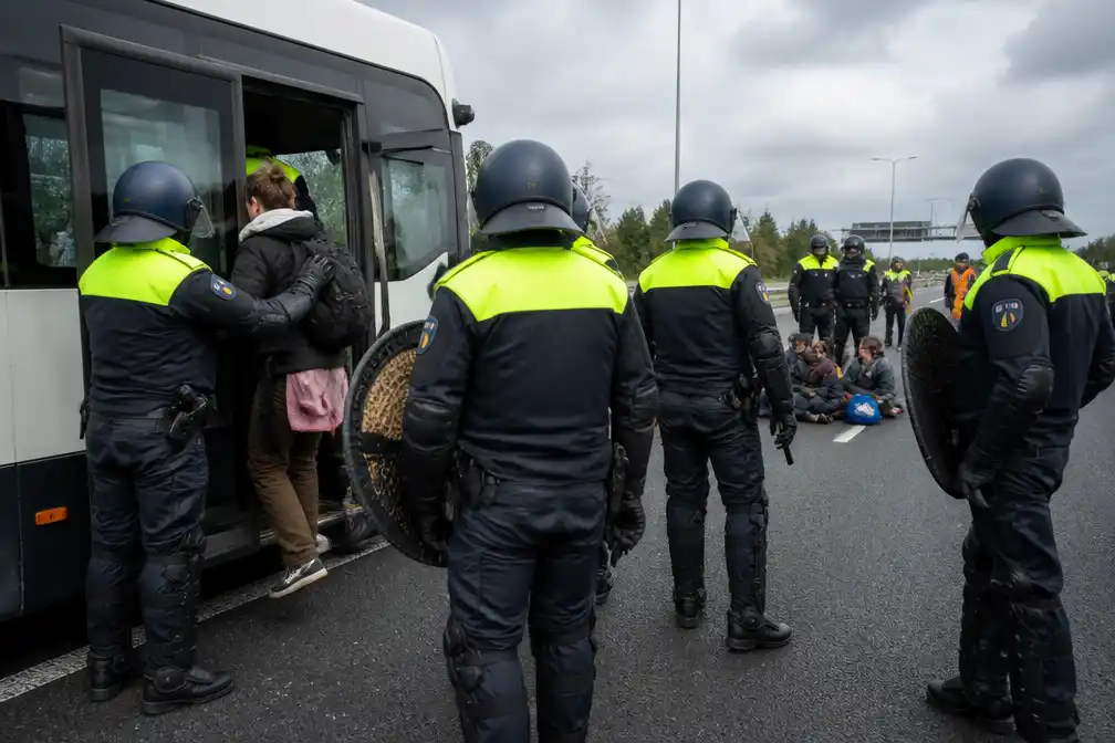 ME beëindigt XR-blokkade op A12 bij Zevenaar en voert activisten af