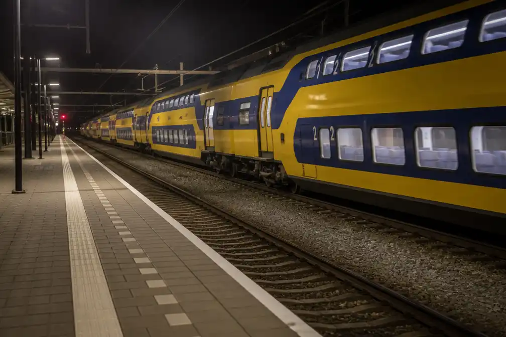 Jongen overleeft rit aan buitenkant rijdende trein en valt op hoge snelheid bij Assendelft