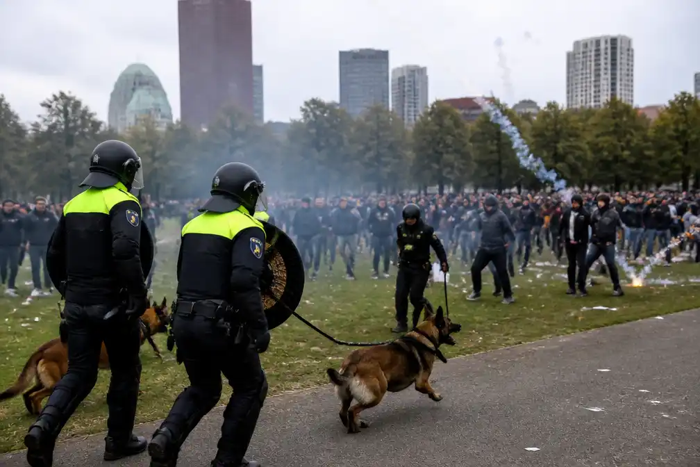 ME en politiehonden ingezet bij uit de hand gelopen protest in Den Haag