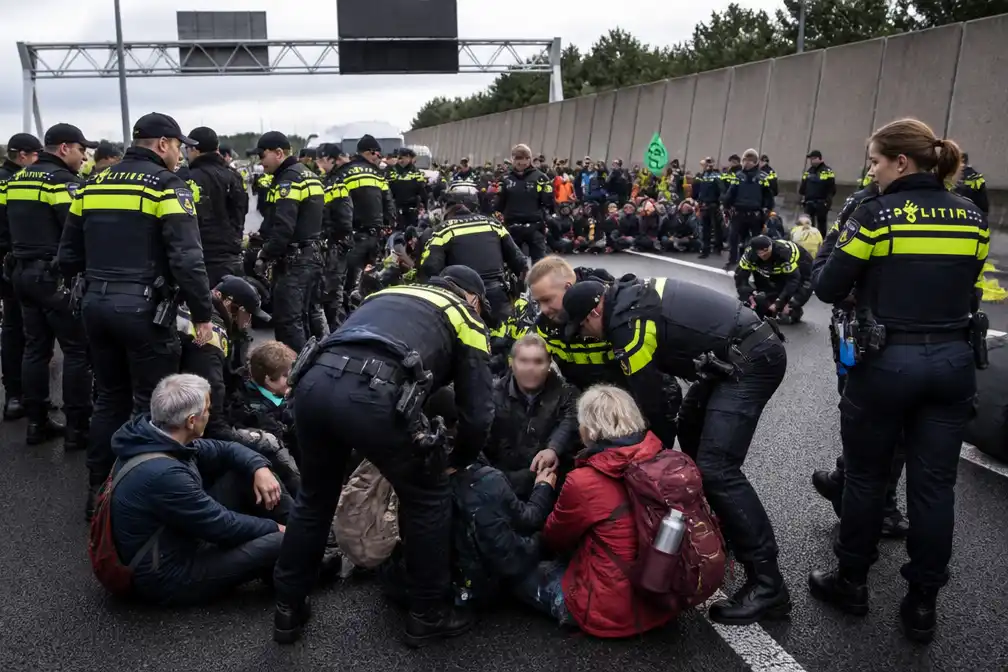 Ongeveer 100 actievoerders aangehouden bij XR-blokkade A12 bij Zevenaar
