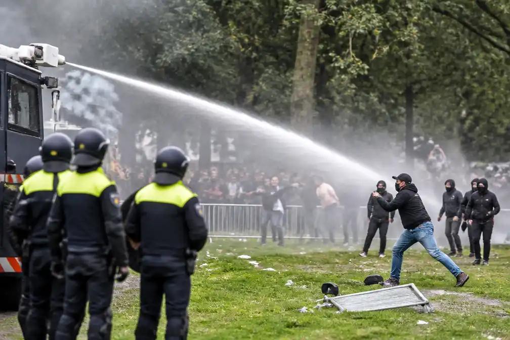 Politie zet waterwerper en pepperspray in bij protest rond #Elsfest in Den Haag