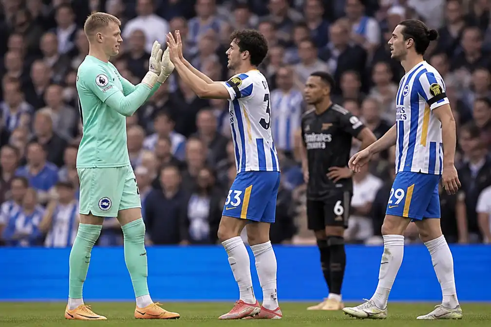 Titelverdediger Arsenal verliest met 3-0 bij Brighton