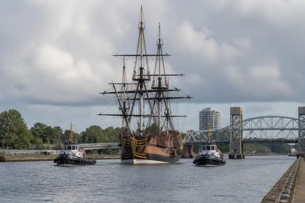 Replica VOC-schip Batavia komt aan in Amsterdam tijdens laatste vaartocht