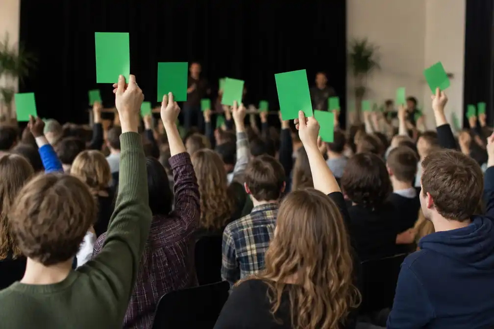Jongerenpartij PROTEST sluit zich aan bij Europese groenen en wereldwijde socialisten