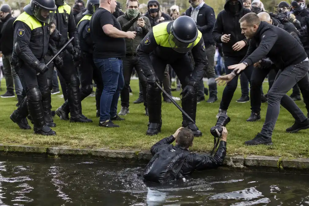 Journalisten belaagd bij rellen rond extreemrechtse demonstratie Den Haag