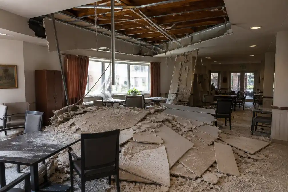 Plafond stort in in leefruimte woonzorghotel Heilig Hart in Kortrijk, 81-jarige zwaargewond