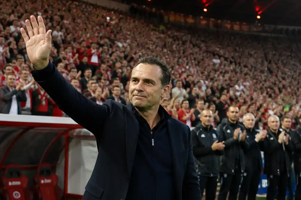Antwerp-fans eren vertrekkende sportief directeur Marc Overmars in de Bosuil