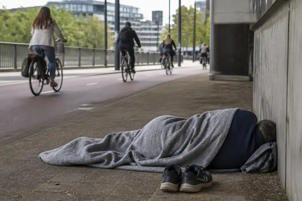 24 uur in Tilburgse Spoorzone: daklozen slapen langs druk fietspad