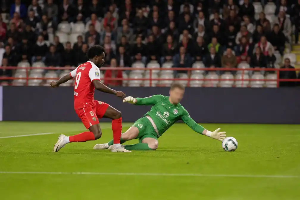 SK Beveren verder met tien man bij KV Kortrijk na overtreding doelman Schenk