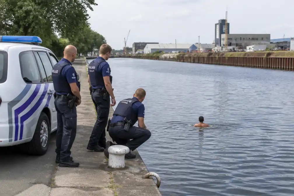 Politie haalt meerdere jongeren uit kanaal in Vilvoorde