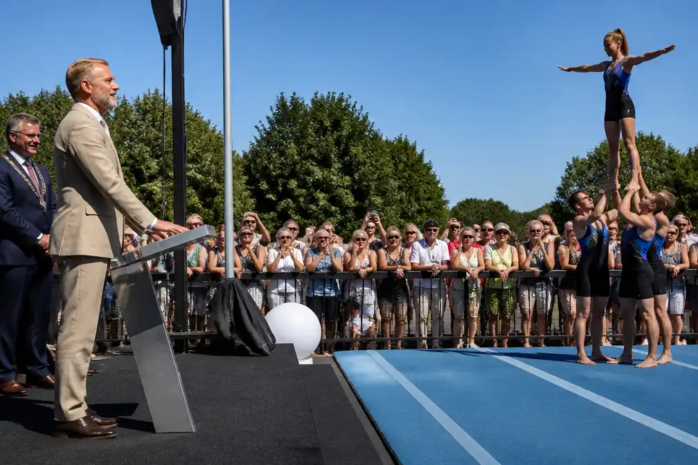 Koning Willem-Alexander opent vernieuwd Sportpark Glanerbrook in Limburg