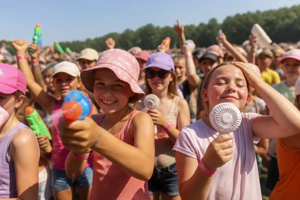 12.000 Kinderen koelen af met waterpistolen op bloedheet Pennenzakkenrock