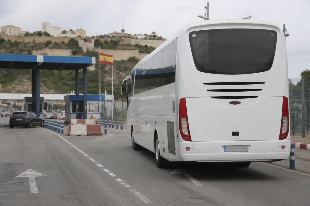 Jongen (17) verstopt onder bus van Valladolid in Ceuta en bereikt Spaans vasteland