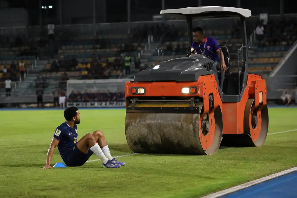 Andros Townsend ongedeerd nadat hij bij Thaise wedstrijd werd omvergereden door veldwals