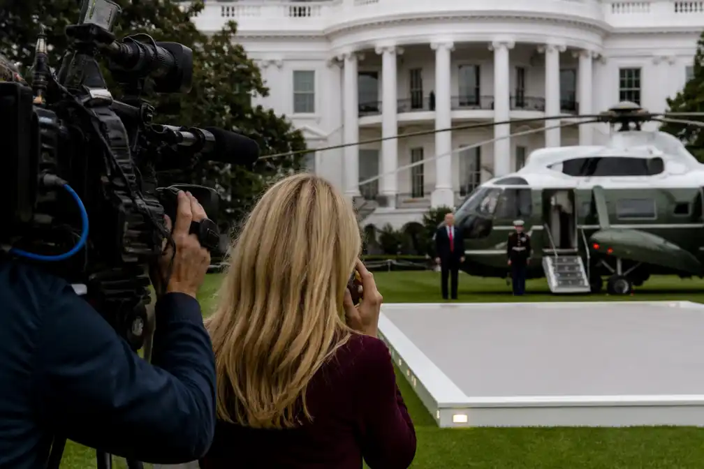Trump opent helikopterlandingsplek bij Witte Huis, toespraak niet te verstaan
