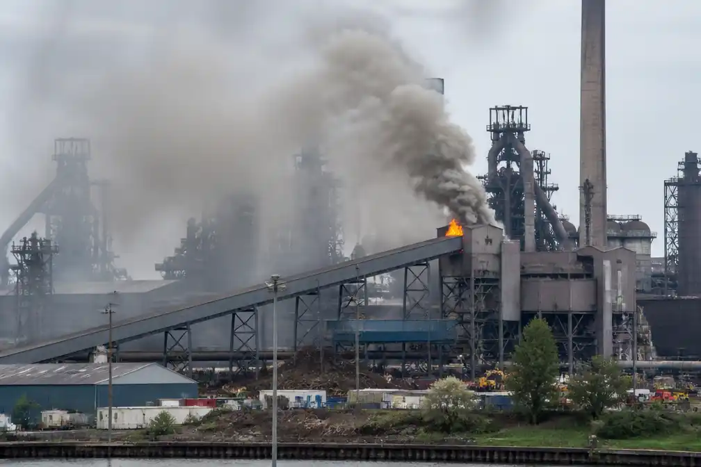 Tata Steel onderzoekt oorzaak van brand op terrein bij IJmuiden