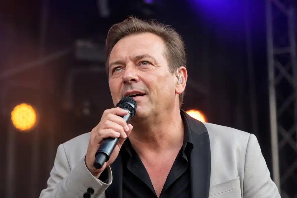 Zanger Yves Segers (55) opgenomen in ziekenhuis na onwelwording op podium in Lokeren
