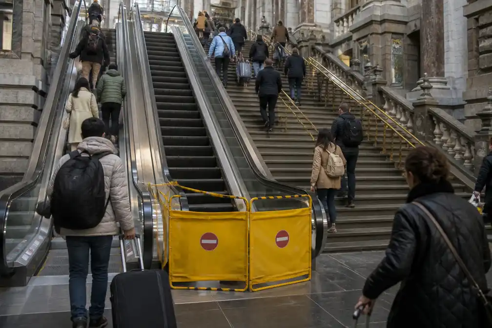 Meerdere liften en roltrappen defect in Antwerpen-Centraal, centrale roltrap weken buiten dienst