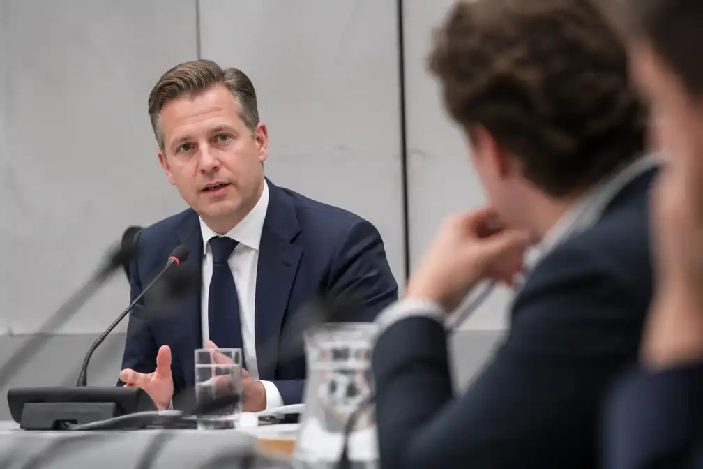Van Weel ontkent misleiding Kamer over tienduizend onbehandelde aangiftes