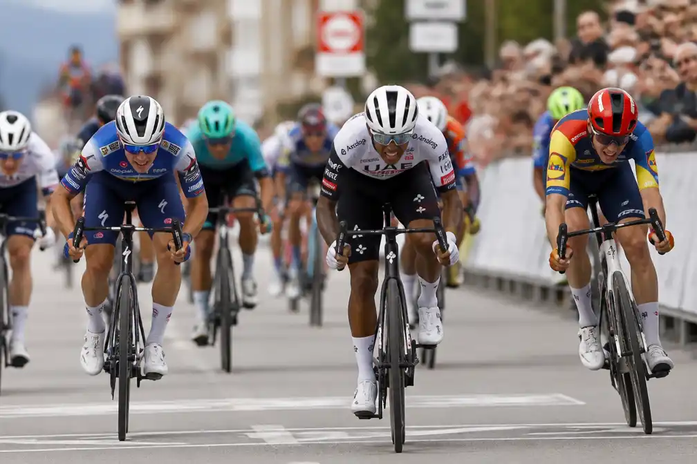 Molano wint openingsetappe Cro Race, Magnier grijpt naast zege
