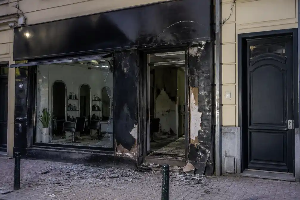 Ontploffing beschadigt gevel kapperszaak in Schaarbeek, geen gewonden