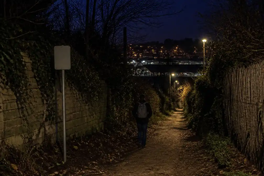 Sint-Genesius-Rode zoekt oplossing voor onverlicht wandelpad, raadslid stelt kerstverlichting voor