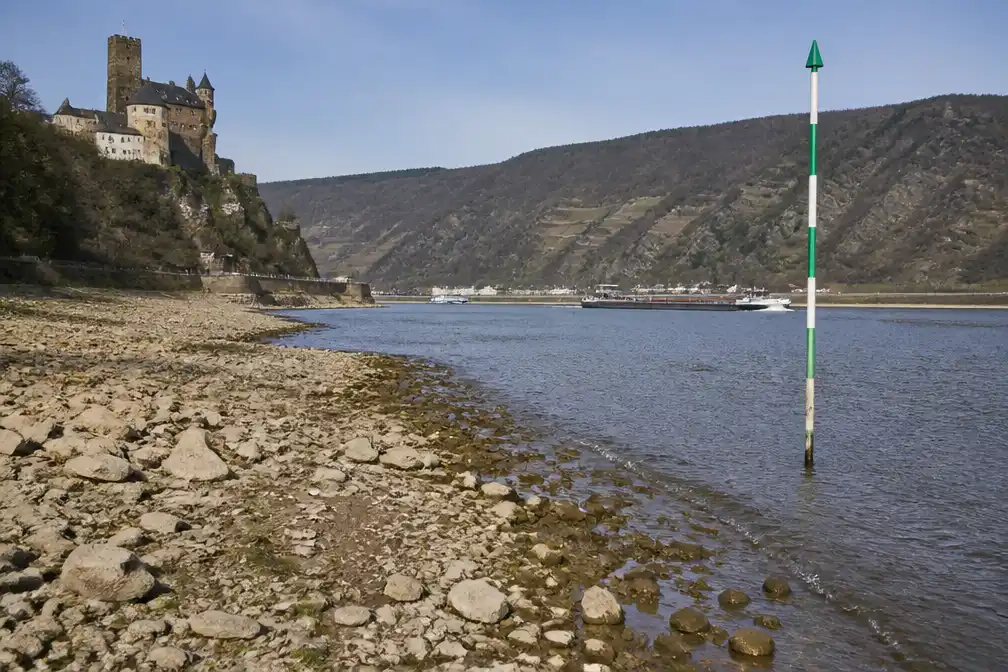 Waterpeil Rijn bij Kaub zakt richting nieuw dieptepunt door droogte