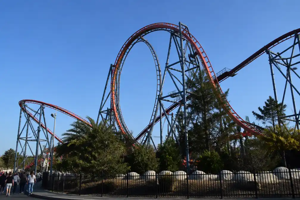 Ruim honderd bezoekers melden hersenletsel na rit in Six Flags-achtbaan X2