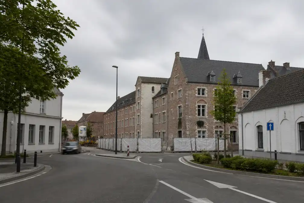 Landen past verkeer aan het Bronplein aan door werken Sint-Gertrudis tot april 2027