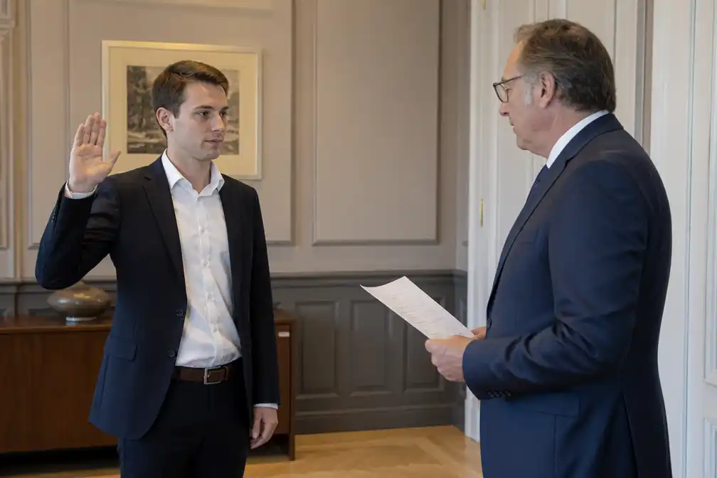 Kasper Vandecasteele legt eed af en is officieel burgemeester van Menen