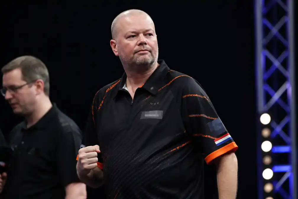Van Barneveld haalt kwartfinale in Den Bosch en pakt virtueel WK-ticket
