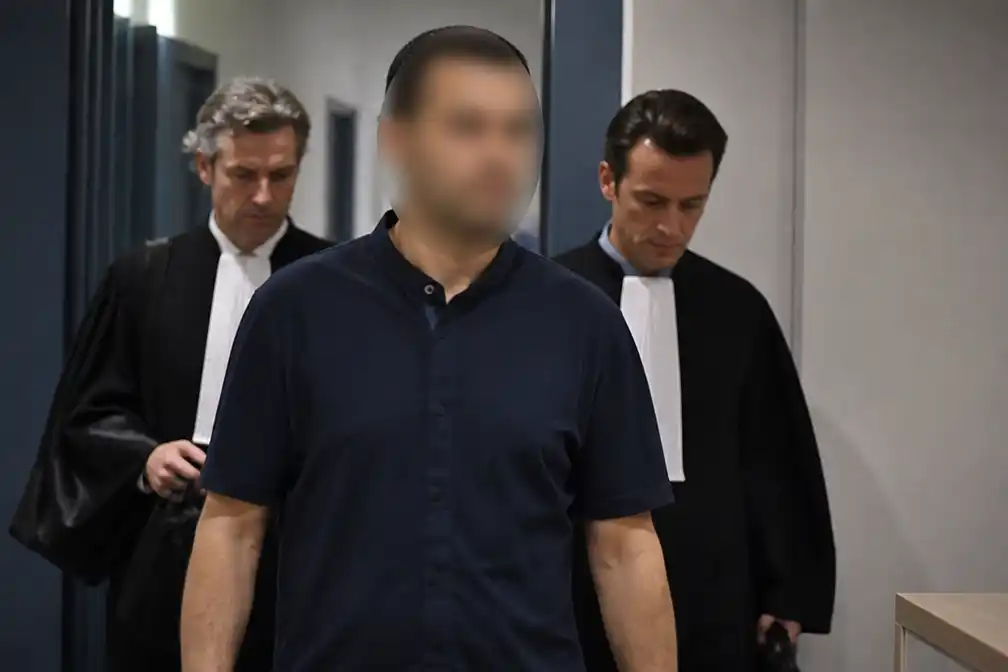 OM: Clen V. ontgrendelde 's nachts zijn telefoon, maar zegt dat hij sliep toen partner overleed