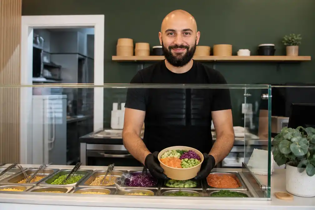 Saer Youssif (36) opent Toké Poké, eerste pokébowlzaak in Buggenhout