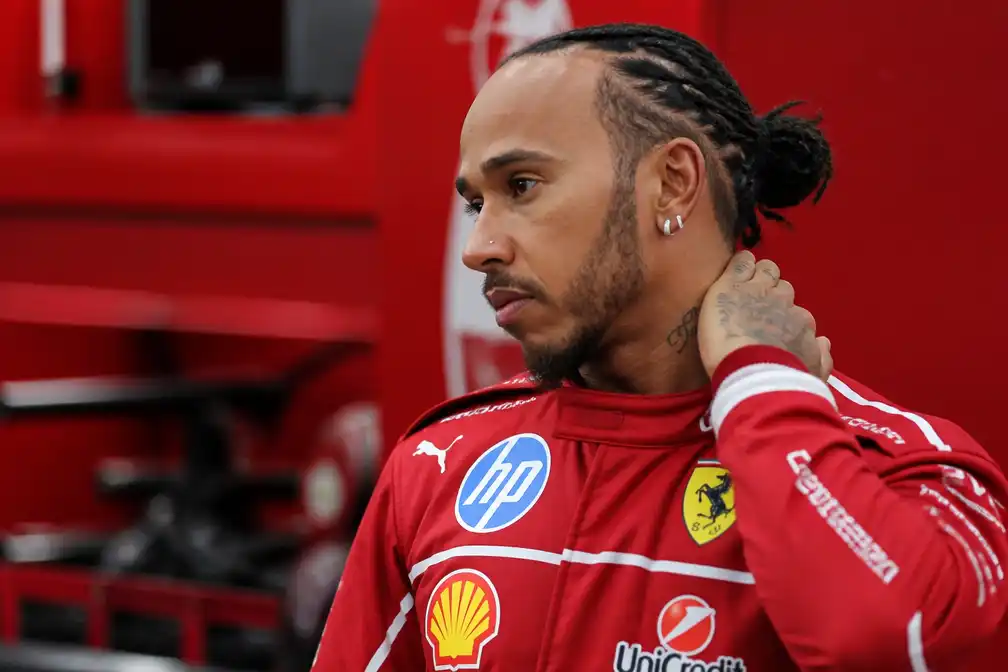 Hamilton onthult pijnlijke nekblessure na crash bij Ferrari