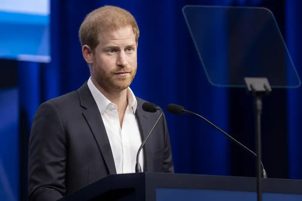 Prins Harry breekt AI-toespraak in New York af na storing autocue