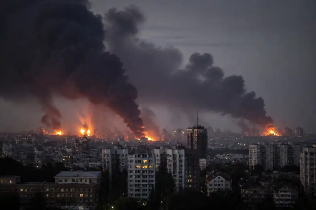 Zware explosies in Kiev bij Russische raketaanval, meerdere doden en gewonden