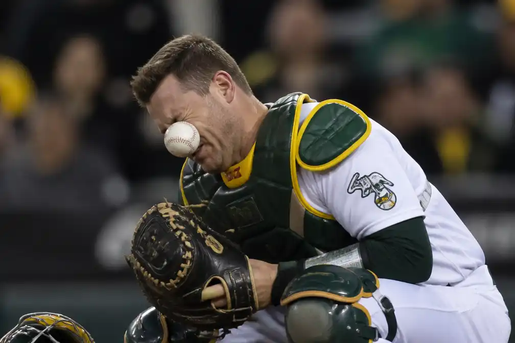 Athletics-catcher Brian Serven knock-out na bal vol in het gezicht