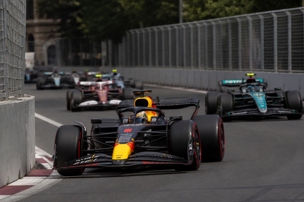 Verstappen tweede in rommelige eerste training Bakoe, Russell snelste