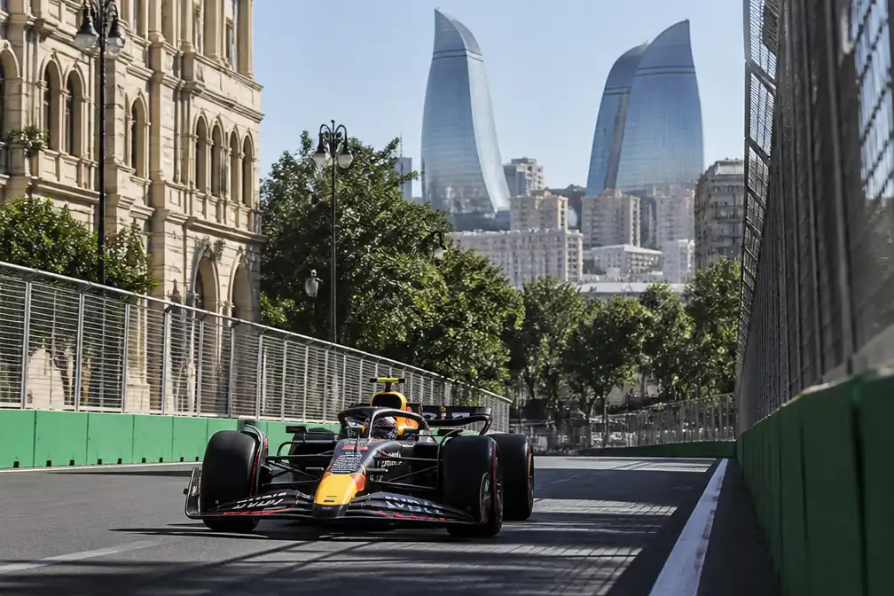 Max Verstappen opent F1-weekend in Bakoe met eerste training op stratencircuit