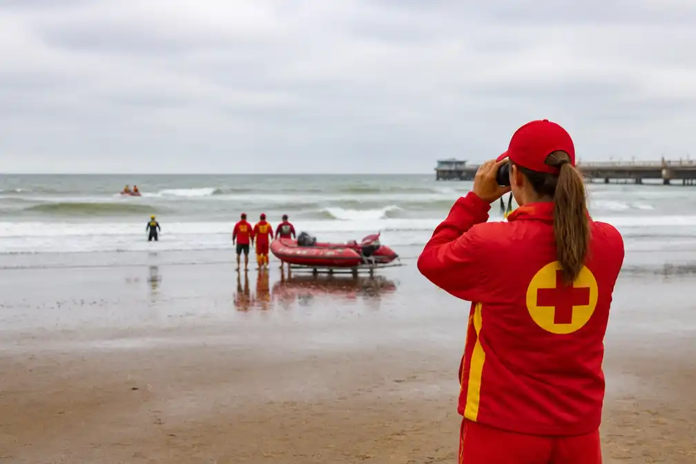 Twee Brusselse tieners gered van verdrinking op strand van Blankenberge