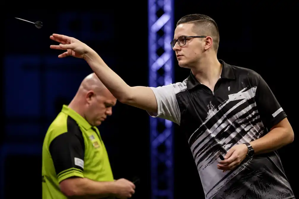 Van Veen verliest tweede plek op wereldranglijst, Van Gerwen zakt verder weg