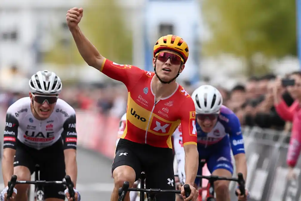 Tim Wellens derde in heuveletappe CRO Race, Tobias Svarre pakt eerste profzege en leiderstrui