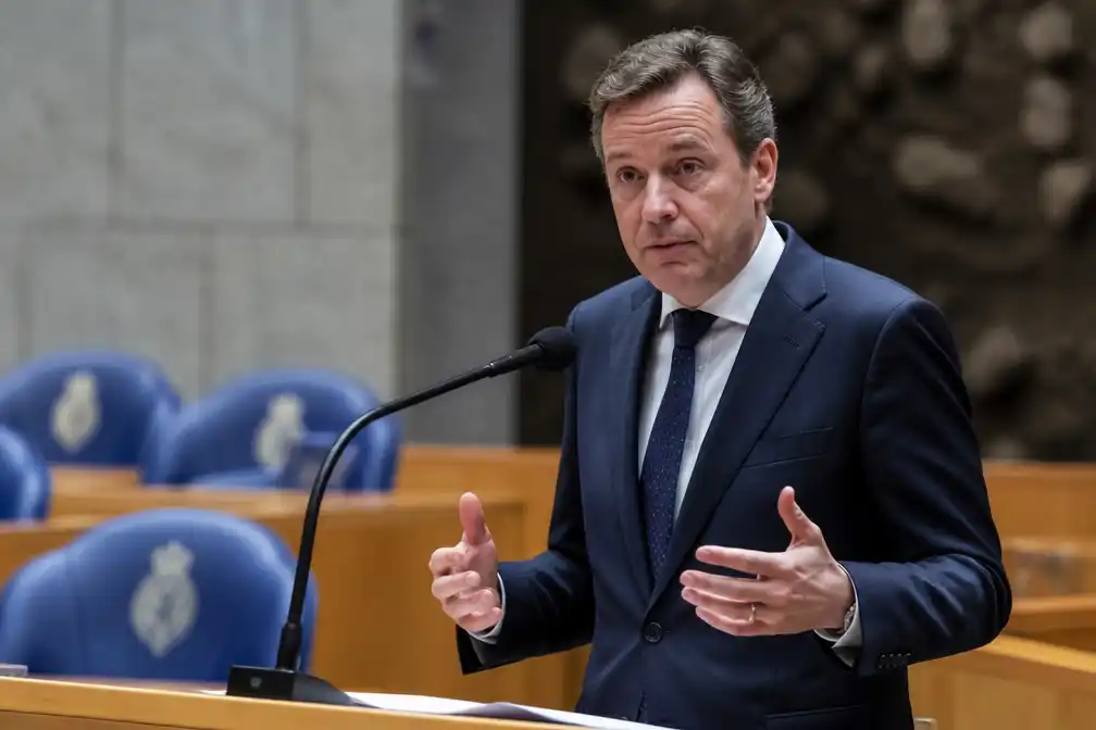 Justitieminister Van Weel onder vuur in Tweede Kamer om 'onjuist beeld'